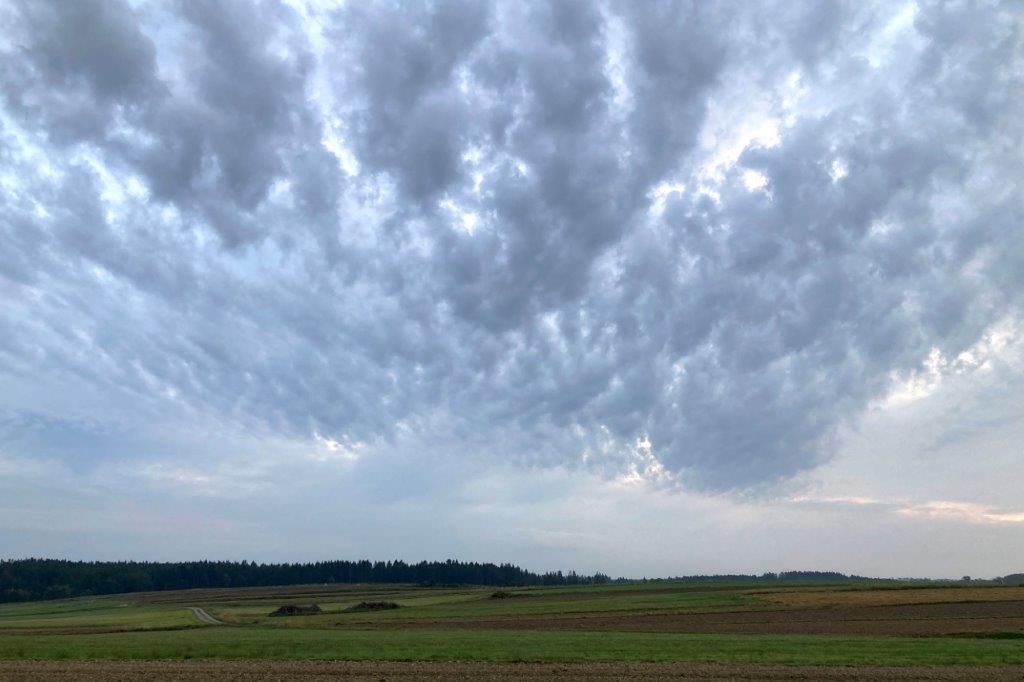 Tiefe Wolken über der Landschaft.