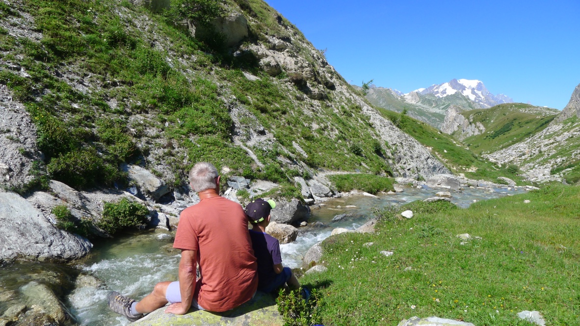 Instant de contemplation au bord de la rivière