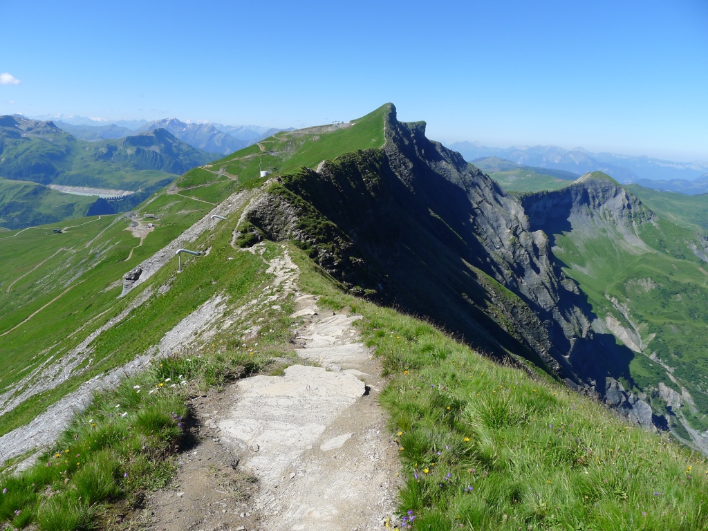 Chemin sur les crêtes qui mène au Mont-Joly