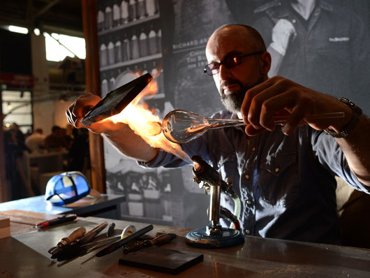 Glasbläser fertigt ein Gefäß am Tischbrenner, der sogenannten "Lampe", Vorführung und Verkauf Deutsches Museum