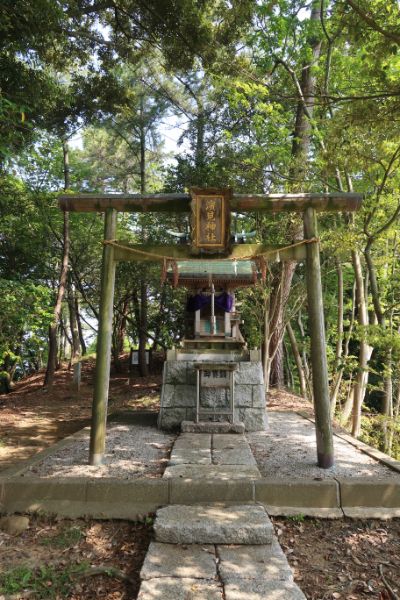 山上の逸見昌経を祀る濱見神社