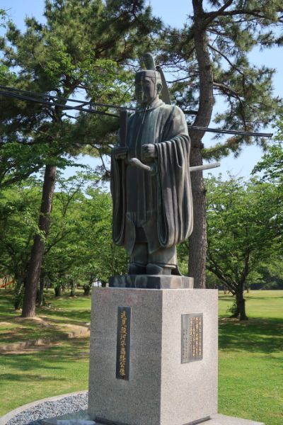 城山公園入口の逸見昌経銅像