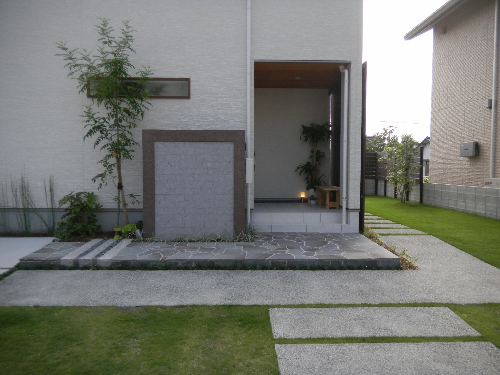 外構　エクステリア　庭　ブロック　石張り　照明　岡山市