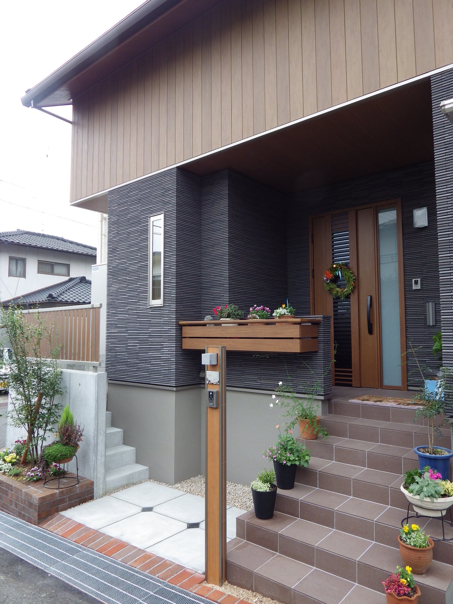 外構　エクステリア　カーポート　フェンス　レンガ　岡山市