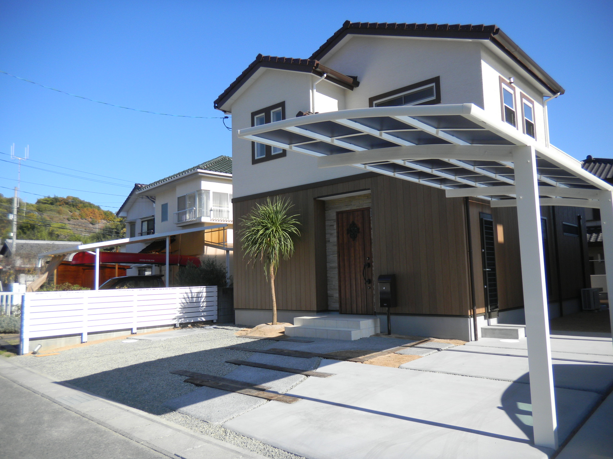 外構　エクステリア　カーポート　目隠しフェンス　洗出し　枕木　岡山市