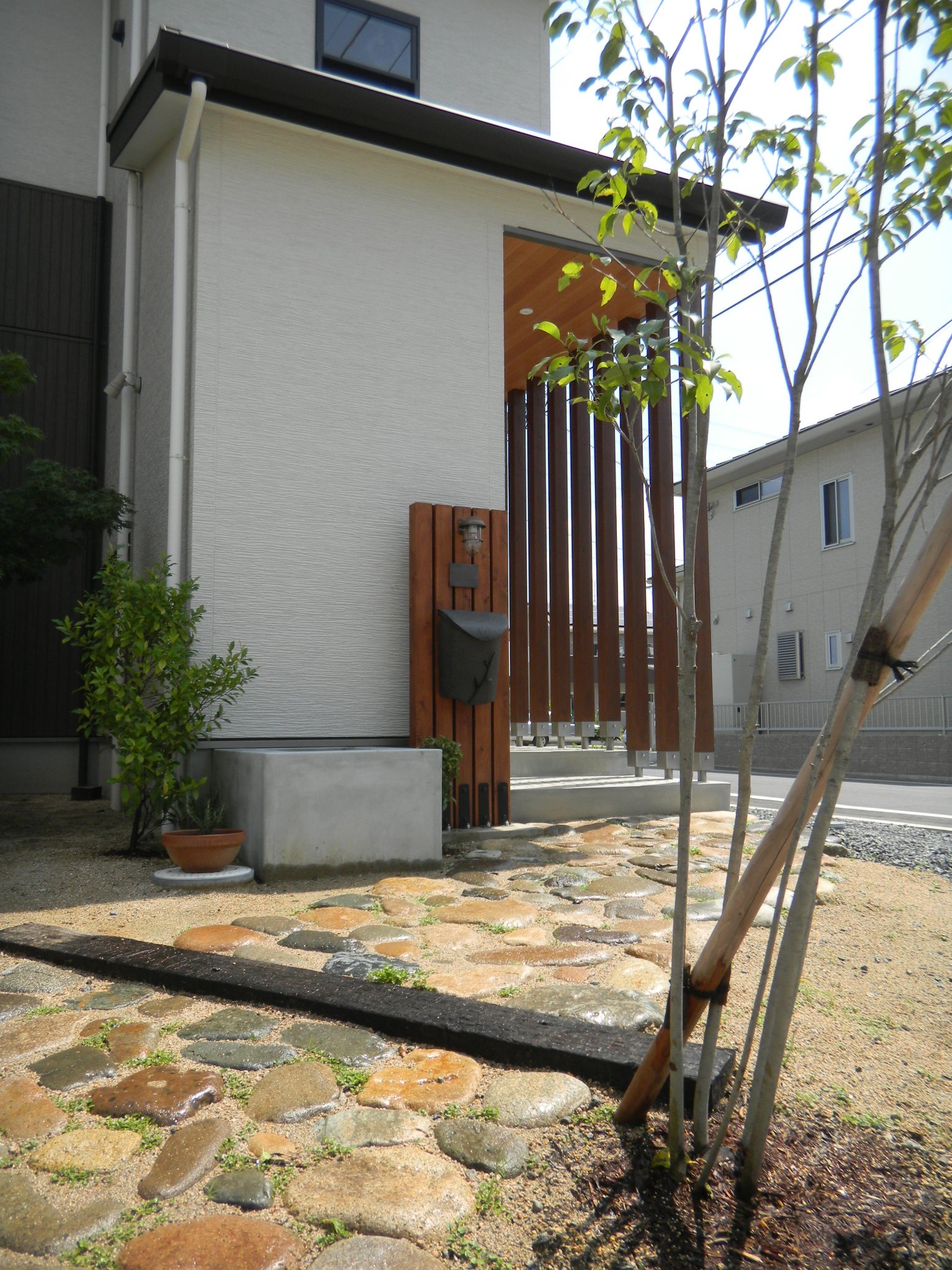 外構　エクステリア　和風庭　石張り　枕木　岡山市