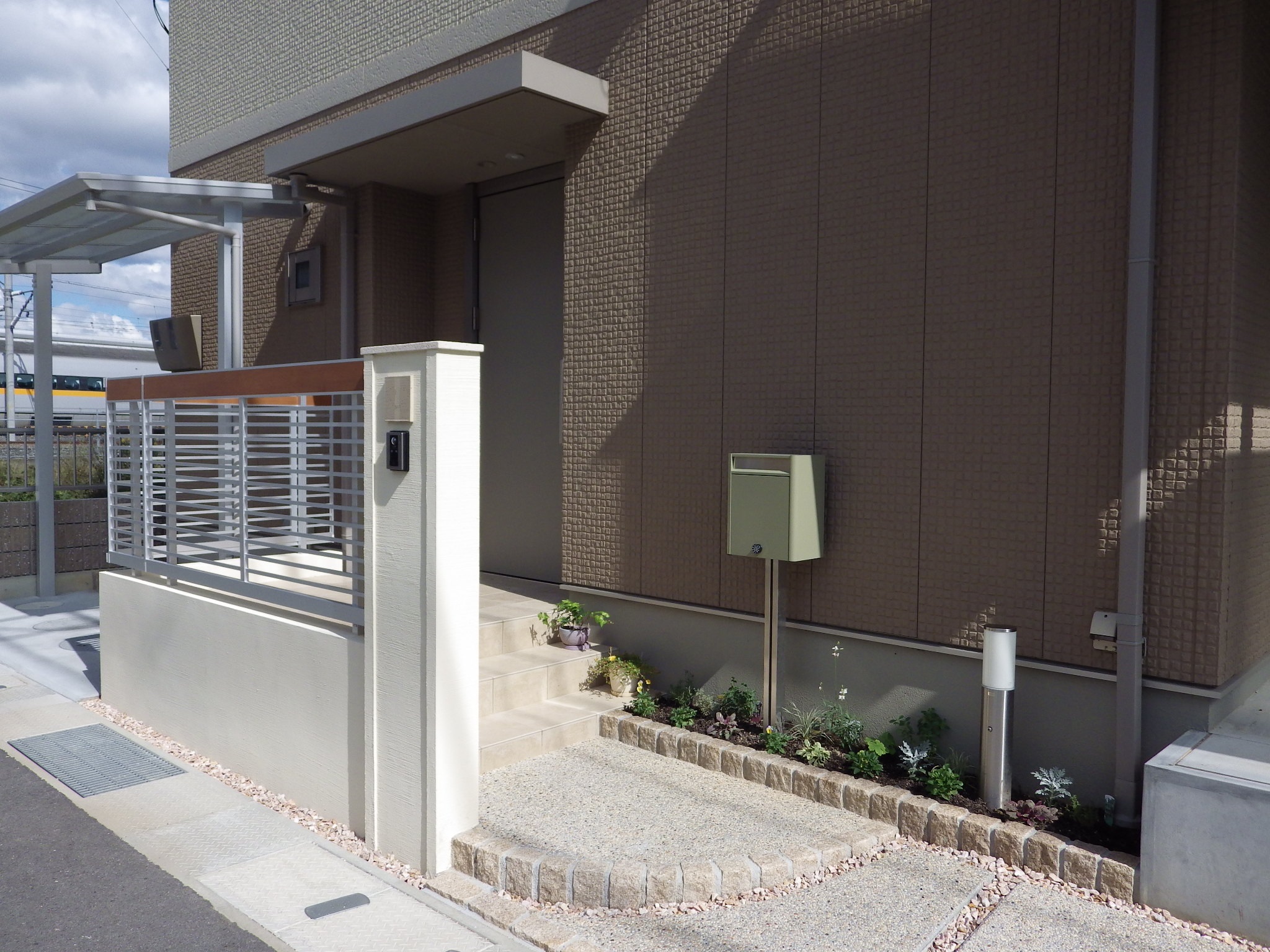 外構　エクステリア　カーポート　ブロック塀　フェンス　ピンコロ石　洗出し　岡山市
