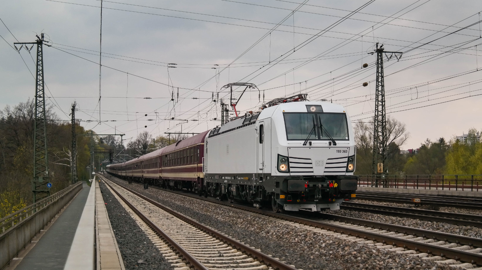 Москва казанская поезда фото ночью лето. Саратов новороссийск 470ж. Поезд 193. Поезд 193. Поезд дальнего следования.