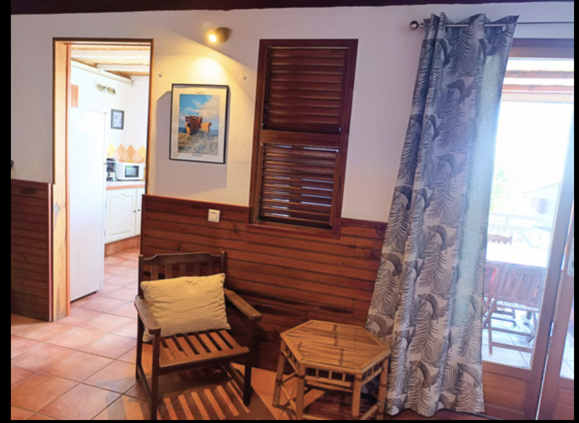 Living room, bungalow No.9 – living area, single bed, dining table and chairs