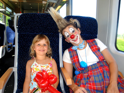 Überraschung in der S-Bahn: Clownin Popolina fährt mit. Nina freute sich sehr :o)