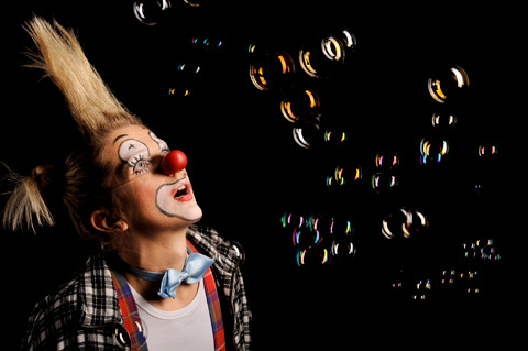 Clownin Popolina liebt Seifenblasen, ihr Spiegelbild darin und das leise "Popp", wenn sie zerplatzen.