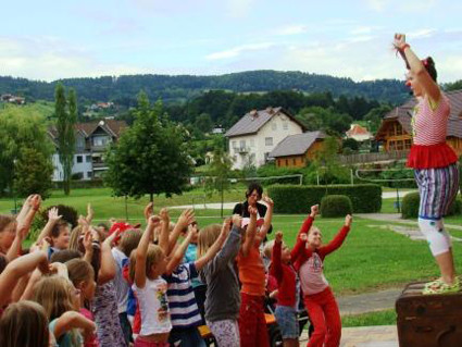 Clownshow der Sicherheitsclownin Popolina beim Badesicherheitstag (Grosse schützen Kleine) im Gamsbad