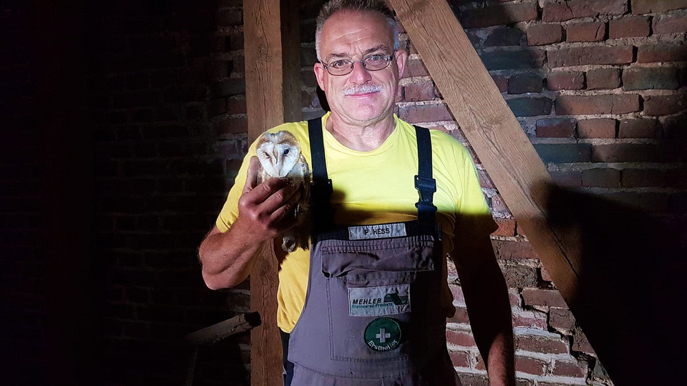 Foto: NABU, Peter Hess mit einem Jungvogel