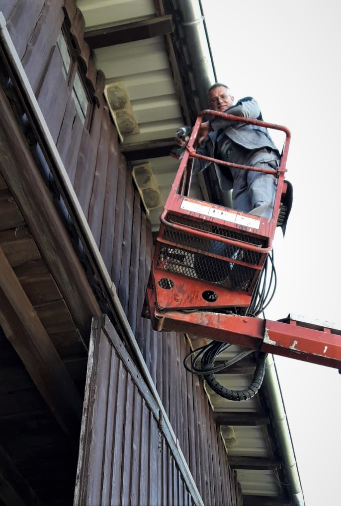 Foto: G. Klaus, dank des Hubsteigers ist die Arbeit für Peter Hess in dieser Höhe sicherer, als auf einer angelehnten Leiter.