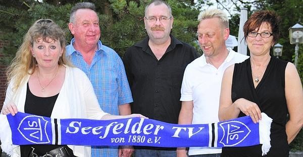 Vorstandsmitglieder zeigen den neuen Vereinsschal (von links): Heike Pargmann, Hergen Kanthack, Udo Lienemann, Thomas Koopmann und Beate Koopmann. 