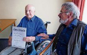 Hugo Ahlhorn wurde im Wohn- und Pflegezentrum Lieken ausgezeichnet. Ehrenvorsitzender Reiner Böning überreichte ihm Urkunde und Ehrennadel.