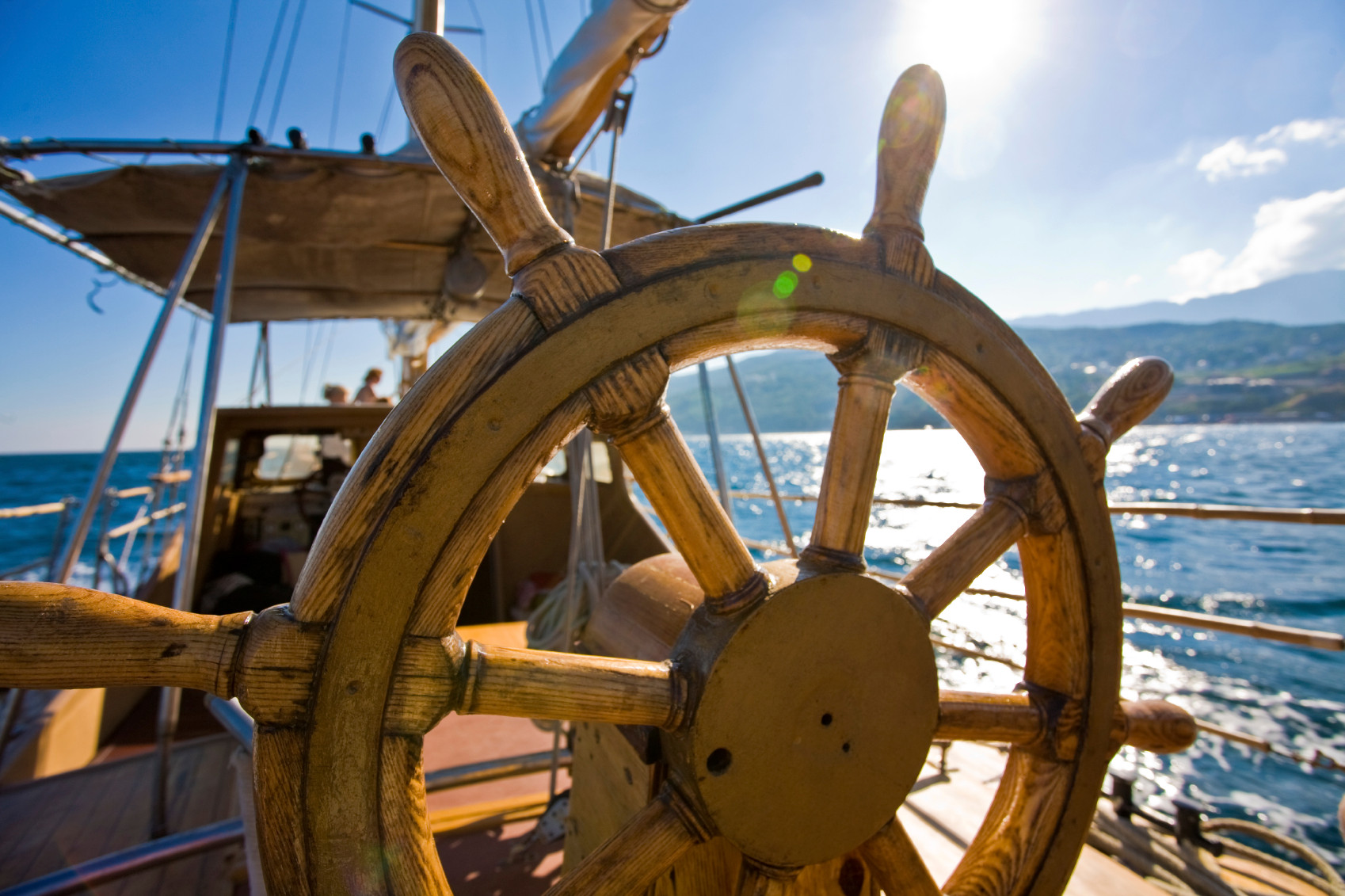 За штурвалом корабля. Руки на штурвале корабля. Руль корабля. Штурвал жизни. Штурвал яхты.