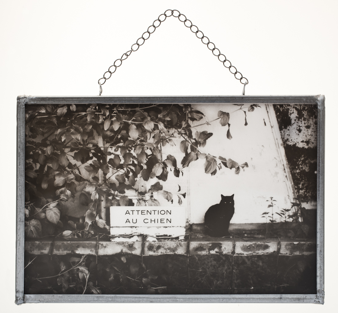 Attention au chien. Série Physiopolis. Tirage gélatino-argentique sur verre opaline. Encadrement à la soudure. 10 x 15 cm.