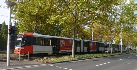 Warten wegen gestrichener Bahnfahrten im Stadtbahnbereich Bonn