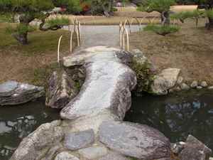 北湖の南西部にある石橋
