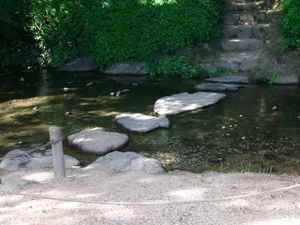 潺湲池の飛石