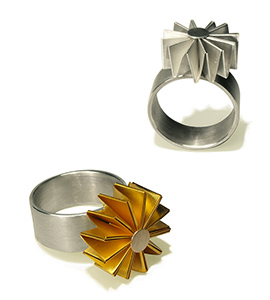 Der Ring MULINO aus Silber und goldplattiertem Feinsilber ist außergewöhnlich. Seine Form erinnert an eine Blume oder ein Windrad. Jedem Betrachter zaubert er ein Lächeln auf die Lippen, weil er überraschend und erfrischend ist.