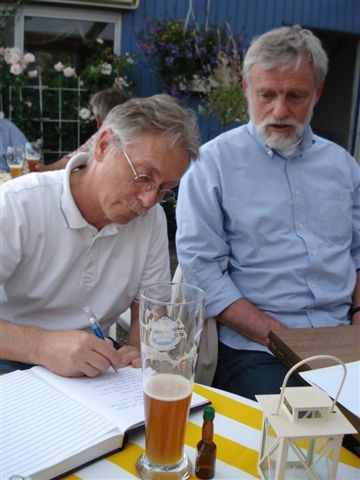 Hansi und Henning beim Schreiben ins Gaestebuch