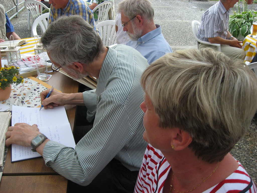 Rolf schreibt ins Gaestebuch
