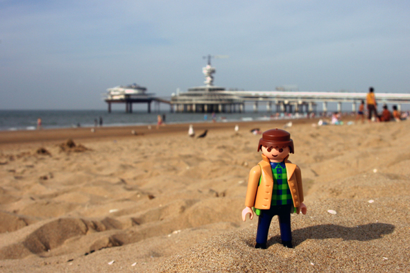 Pier Scheveningen Niederlande 22.08.2010 Paul auf Reisen Playmobil Figur Männchen Reise Reiselust Paul unterwegs mit Sakko und Karohemd