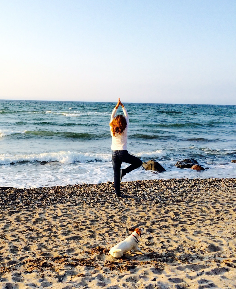 YOGA AM STRAND OSTSEE mit Hund