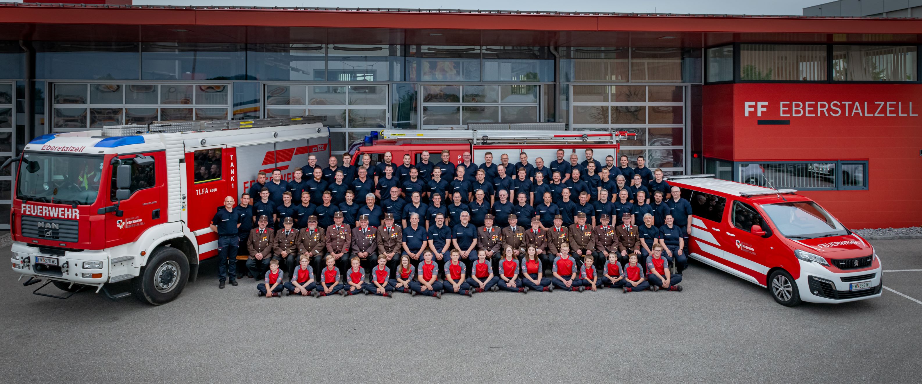 Mannschaft und Fahrzeuge der Freiwilligen Feuerwehr Eberstalzell vor dem Feuerwehrhaus