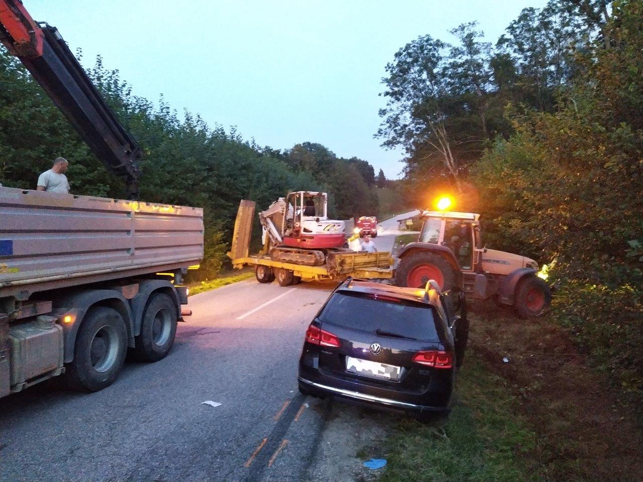 Bergung Traktor, Tieflader und Bagger durch Baggerunternehmen