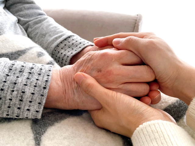 母80歳・年金15万円・貯金1000万円で本当に大丈夫？介護とお金の見通し