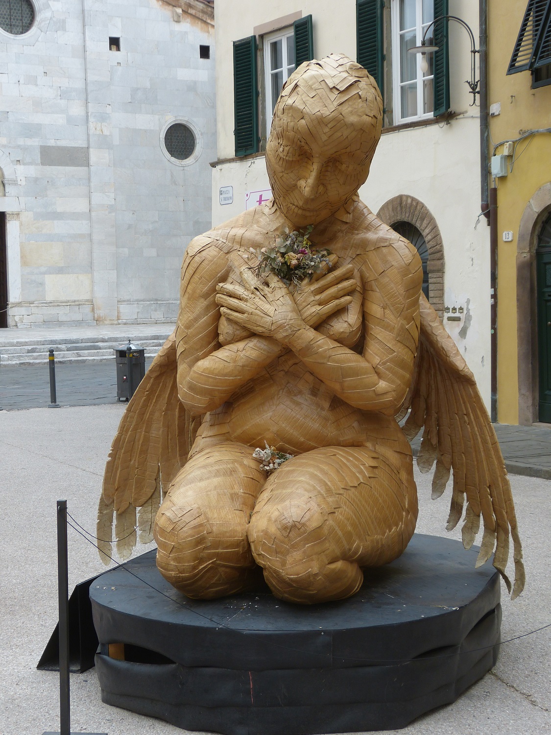 Skulptur auf der Piazza vor San Frediano