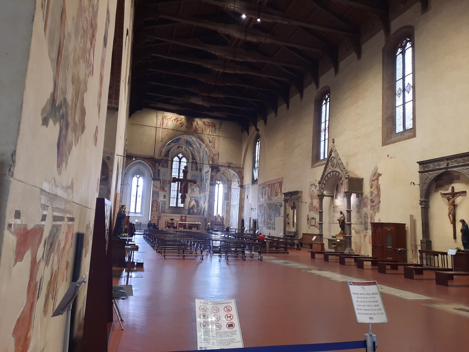 Blick in die Basilika  - mit den berühmten Fresken