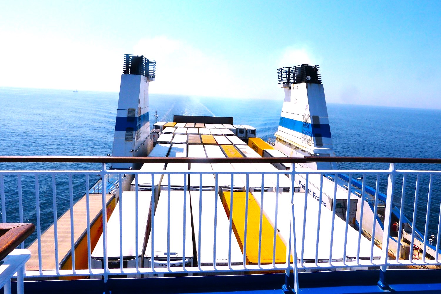 Container / Trailer auf dem Achterdeck