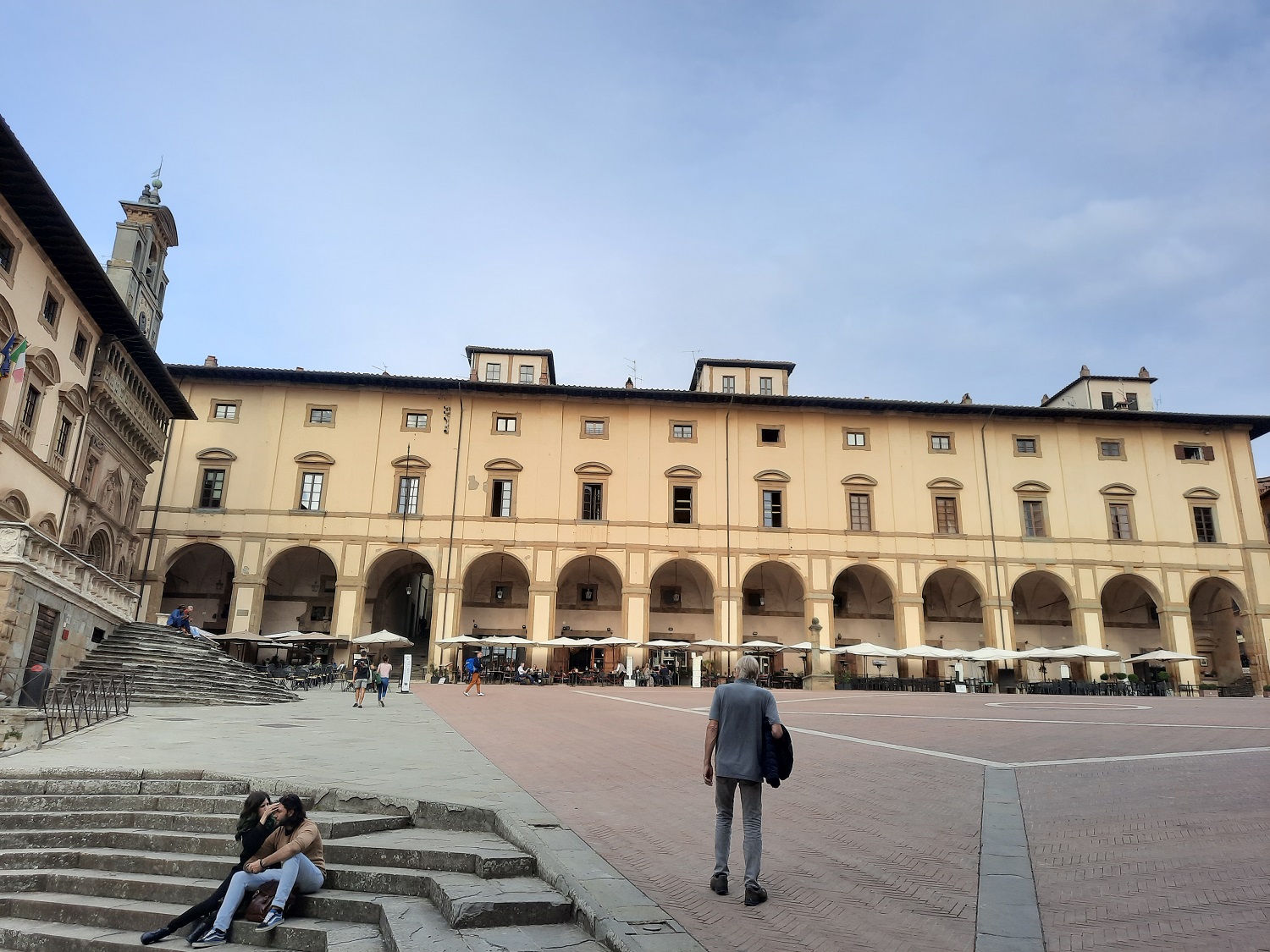 Piazza Grande -  Blick auf den Palazzo delle Logge