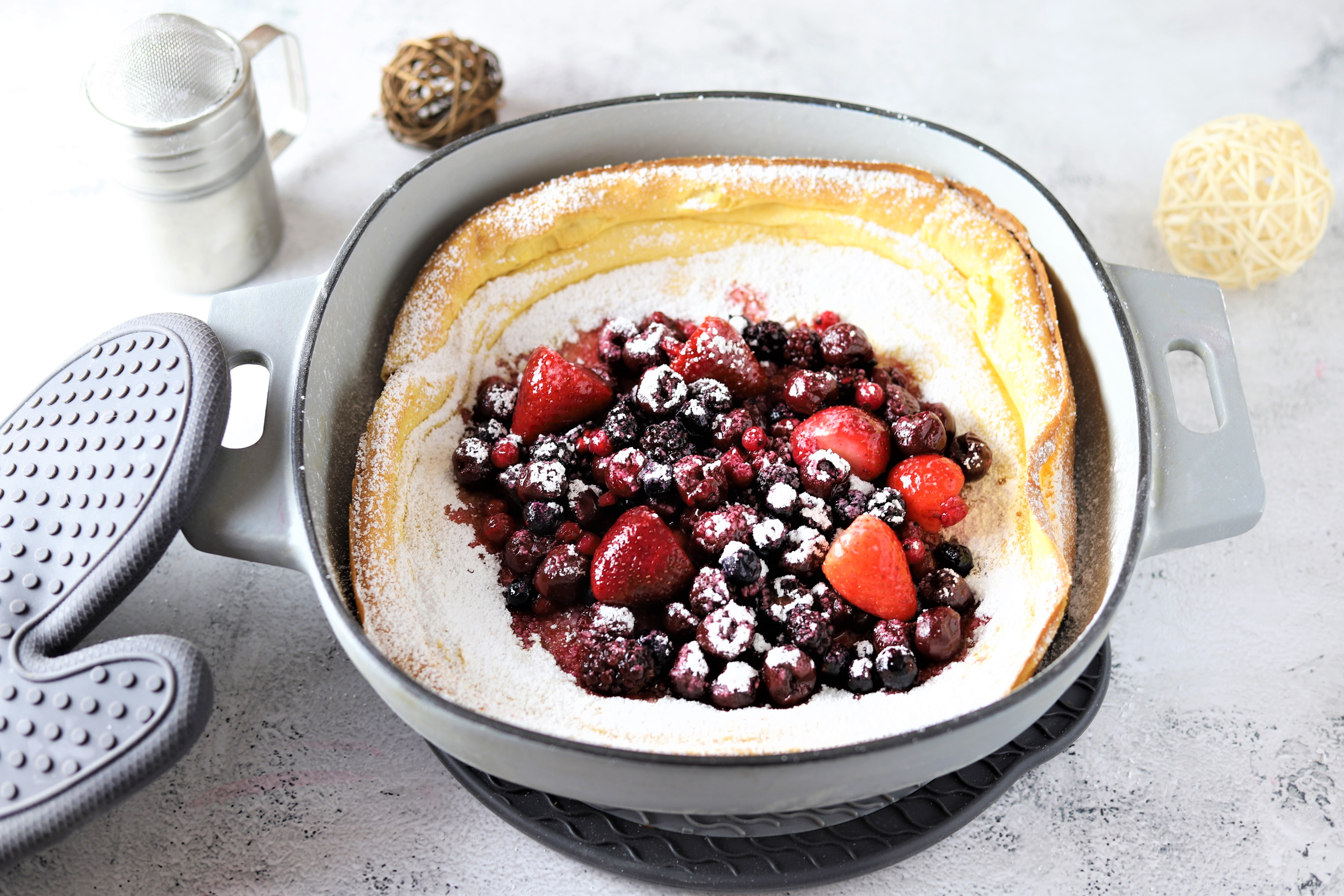 Ofen Pfannkuchen in der emaillierten gusseisernen Pfanne von Pampered Chef
