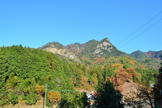 多和兼割を通る国道３７７号線から見た秋の矢筈山