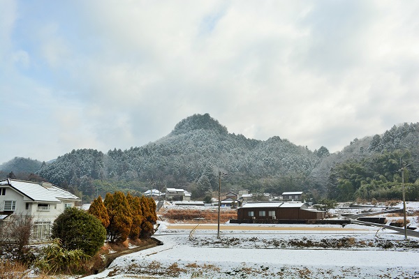 国道３７７号線の馬草バス停から見た雪化粧の護摩山