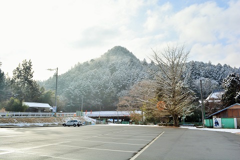 雪化粧の護摩山と結願の里にある大イチョウ