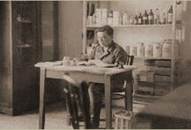 Im Krieg 1942. Ludwig Meinken sitzt an einem Tisch