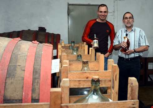 Bild von Peter Meinken und Thomas Callen in der Brennerei