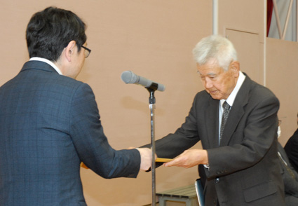 市長表彰を受ける大原康之氏