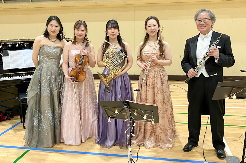 出演者たち(左から長谷川加奈さん、前田朋子さん、畑田咲藍さん、佐藤香澄さん、岩崎弘昌さん)