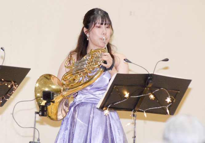 ホルンを演奏する畑田咲藍(はたけだ さくら)さん