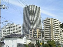 竹の台のマンション3棟が並んでいる様子の写真