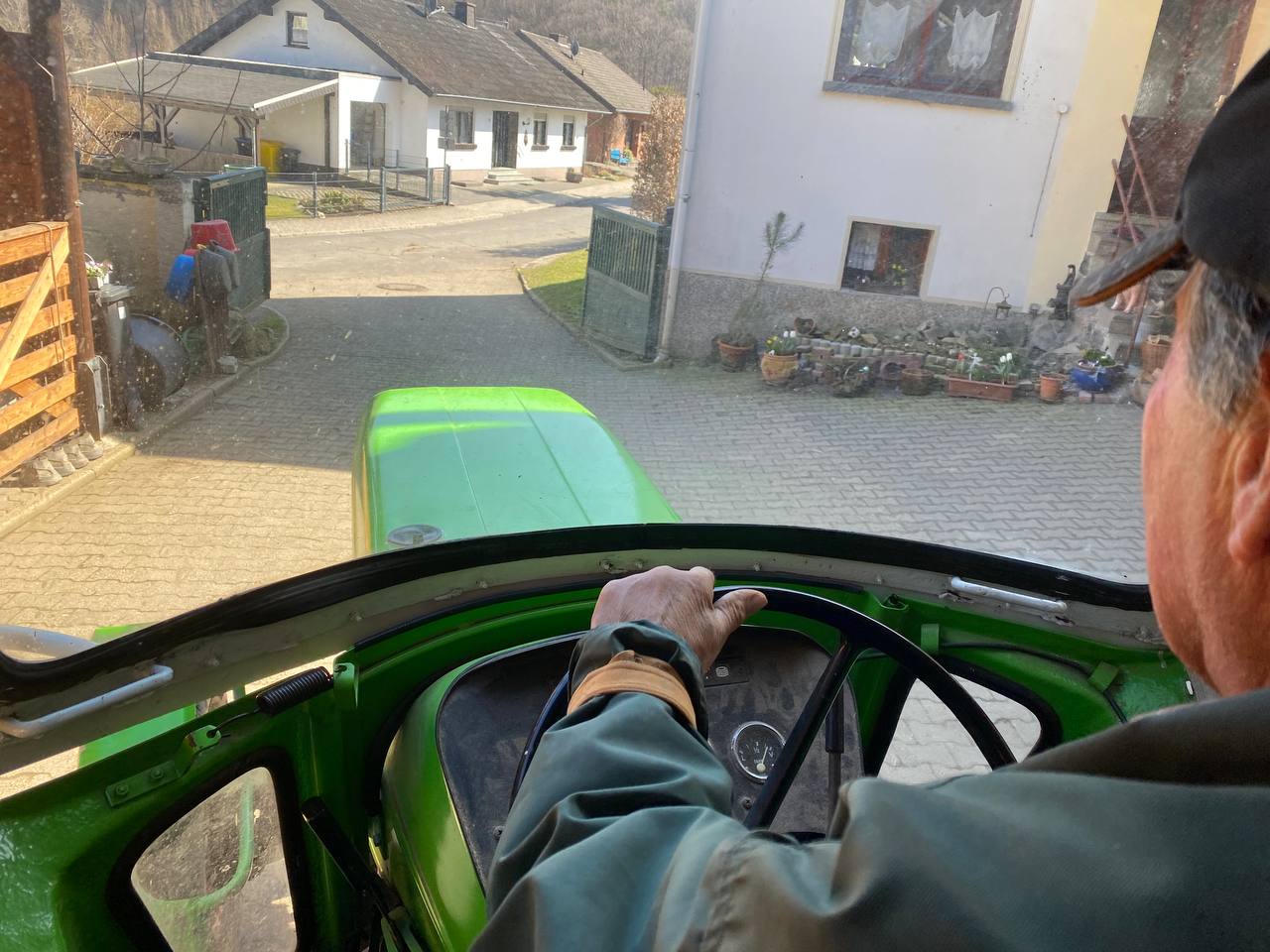 Großer Traktor mit großartigem Helfer