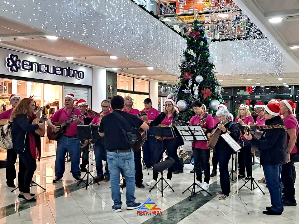 Actuación de la Rondalla Antón Guanche en el Centro Comercial Punta Larga