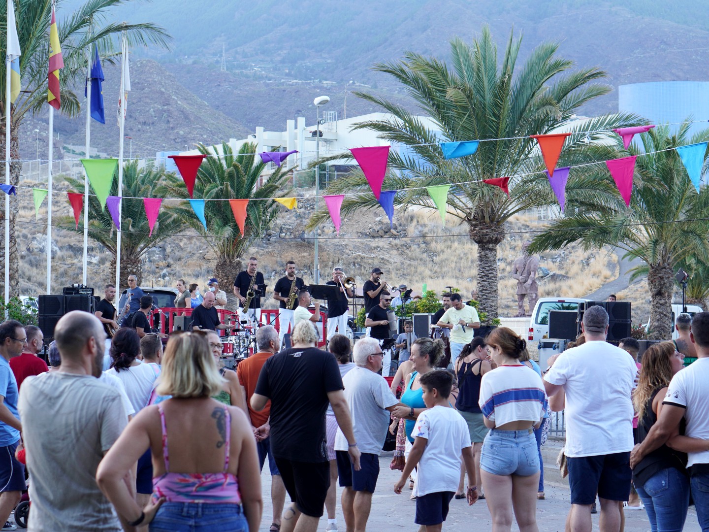 Orquesta Revelación actuando en la plaza del Centro Comercial Punta Larga